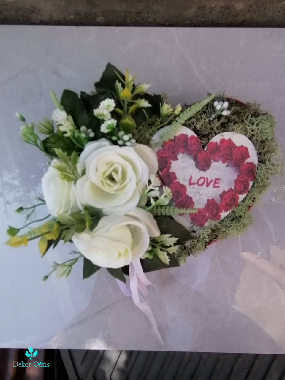 Szív alakú LOVE ajándék box fehér rózsával