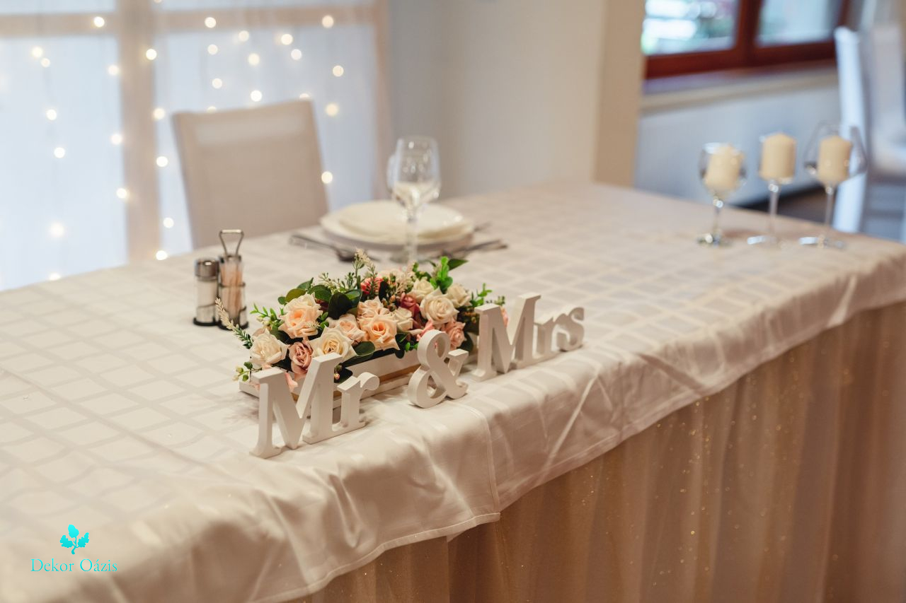 Esküvői főasztal dísz fa dobozban mini krém-barack színben