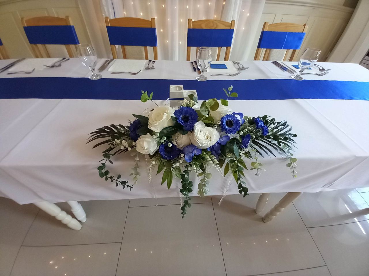 Esküvői főasztal dísz fa dobozban kék-fehér színben leddel