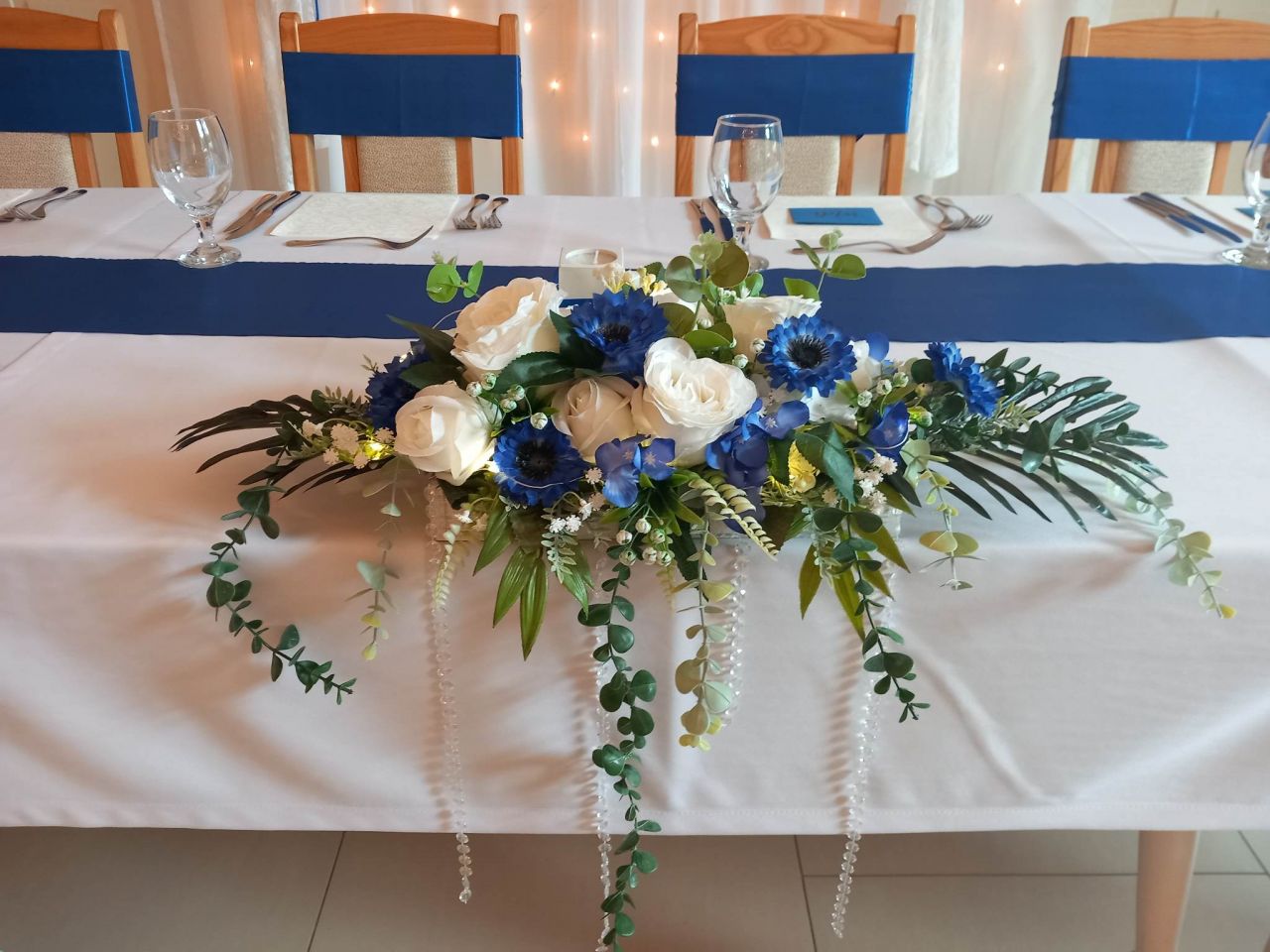 Esküvői főasztal dísz fa dobozban kék-fehér színben leddel