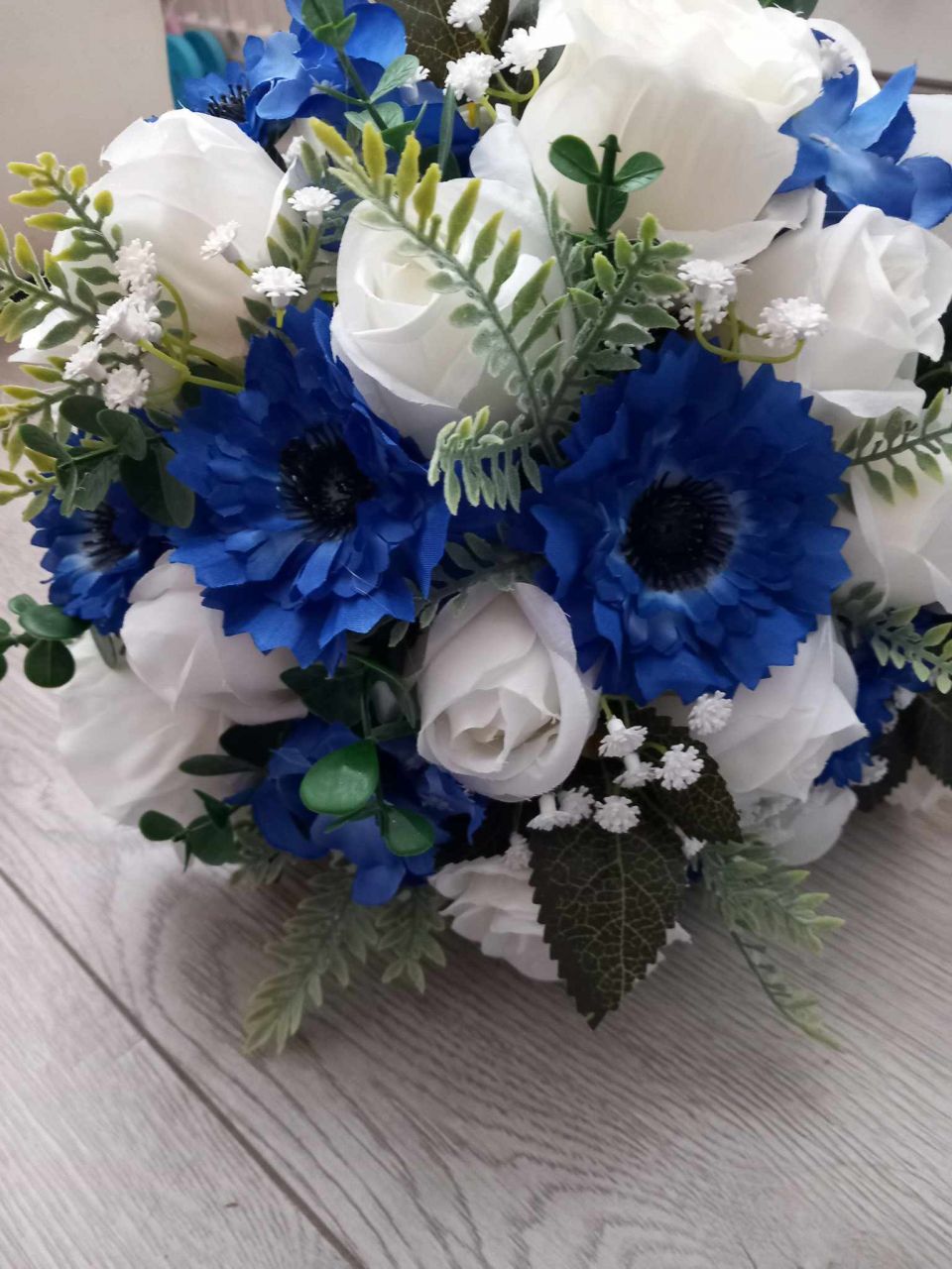 Kék-fehér búzavirág-rózsa-hortenzia menyasszonyi csokor + kitűző