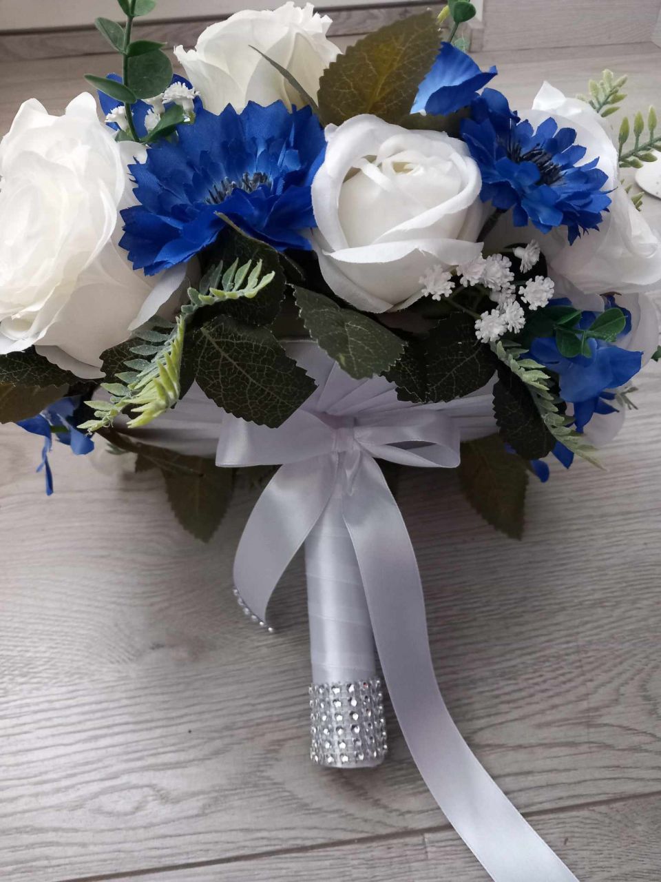 Kék-fehér búzavirág-rózsa-hortenzia menyasszonyi csokor + kitűző