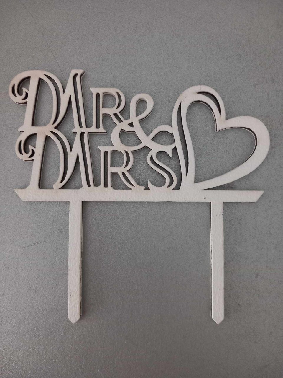 Mr & Mrs fa felirat betűzővel