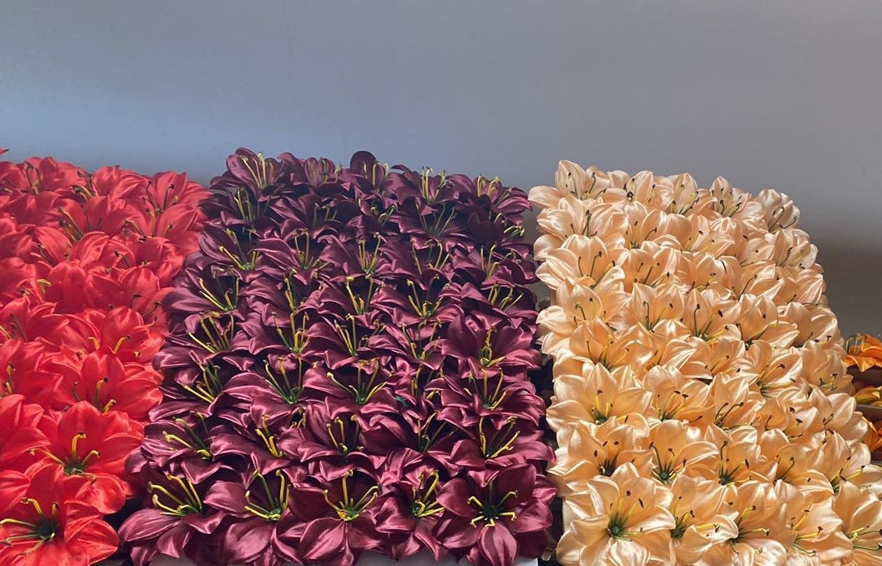 Dupla szirmú szatén liliom virágfej 13 cm – 50 db/tálca – több színben Dupla szirmú szatén liliom virágfej 13 cm – 50 db/tálca – több színben