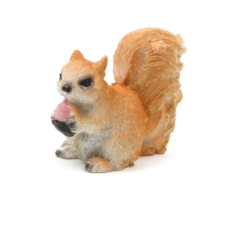 Vörös mókus figura makkal Vörös mókus figura makkal