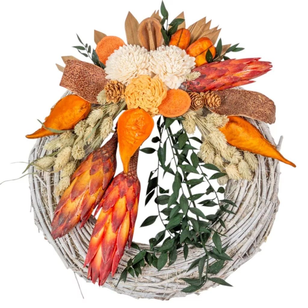 Fehér vesszős szalma koszorú proteás szárazvirággal 28cm Fehér vesszős szalma koszorú proteás szárazvirággal 28cm