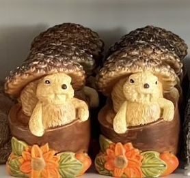 Gipsz mókus makkban figura
