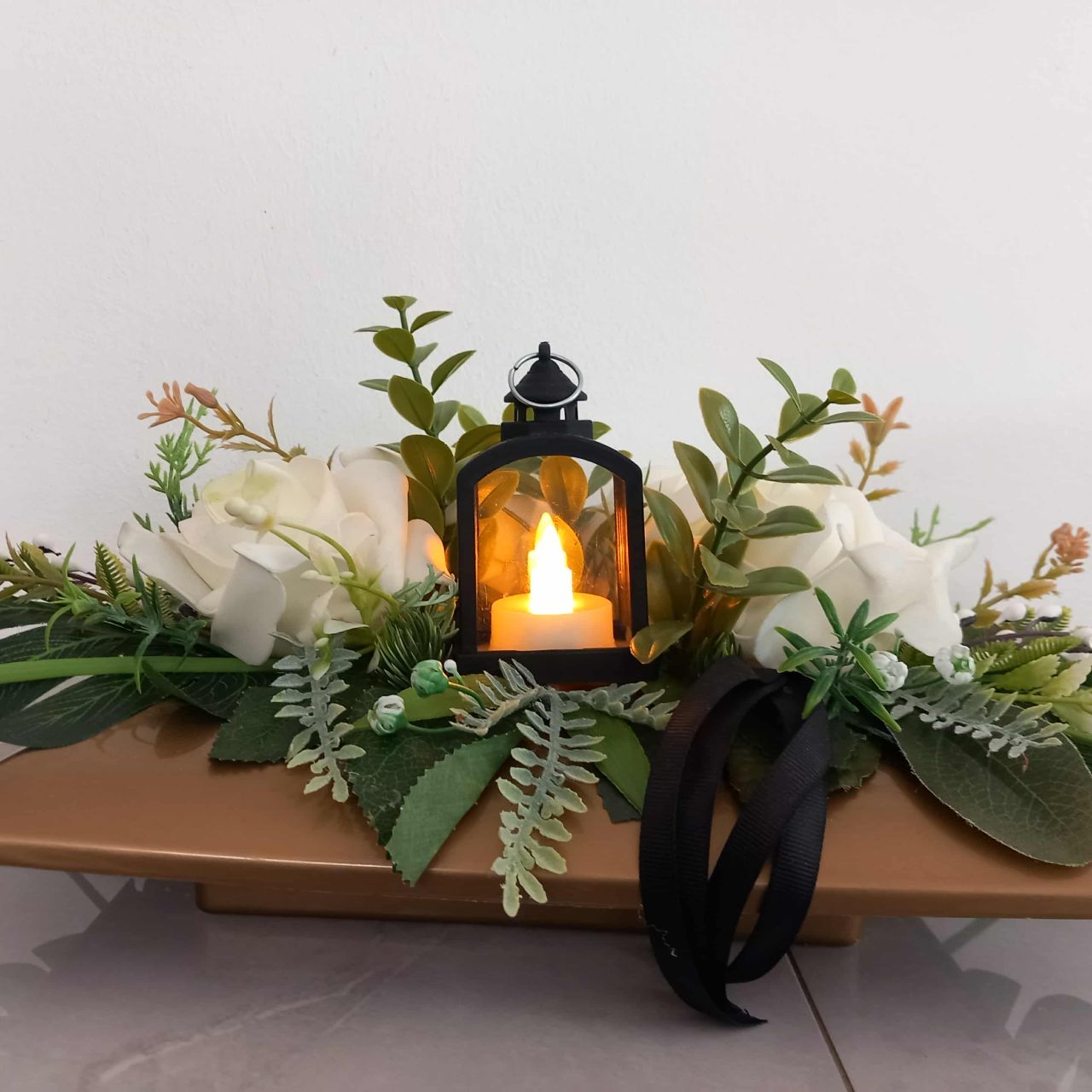 Kegyeleti műanyag tál virággal és led lámpással