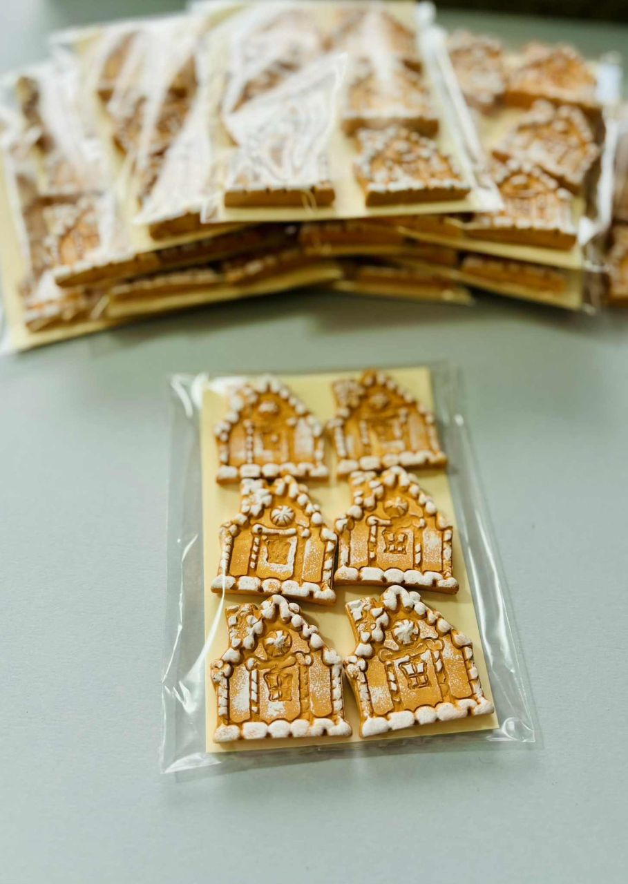 Gipsz lapos karácsonyi mézeskalács házikó 6 db / csomag Gipsz lapos karácsonyi mézeskalács házikó 6 db / csomag