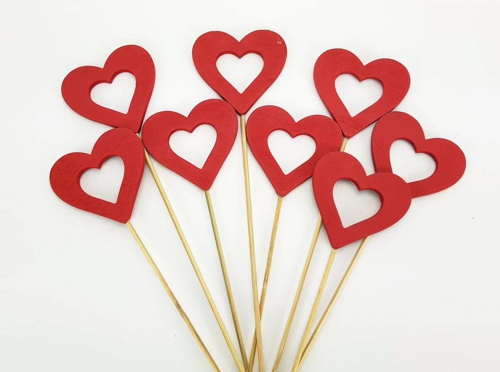 Piros fa lyukas pálcás szívek 8db / csomag