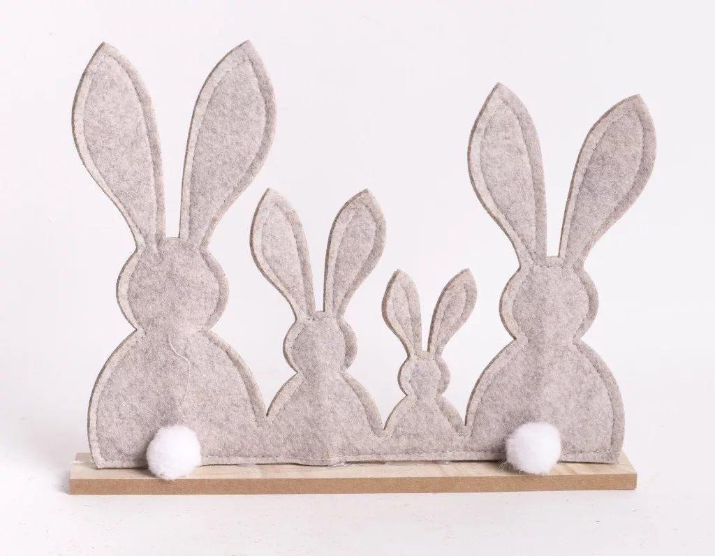 Filc nyúlcsalád fa alapon 30 x 24 cm