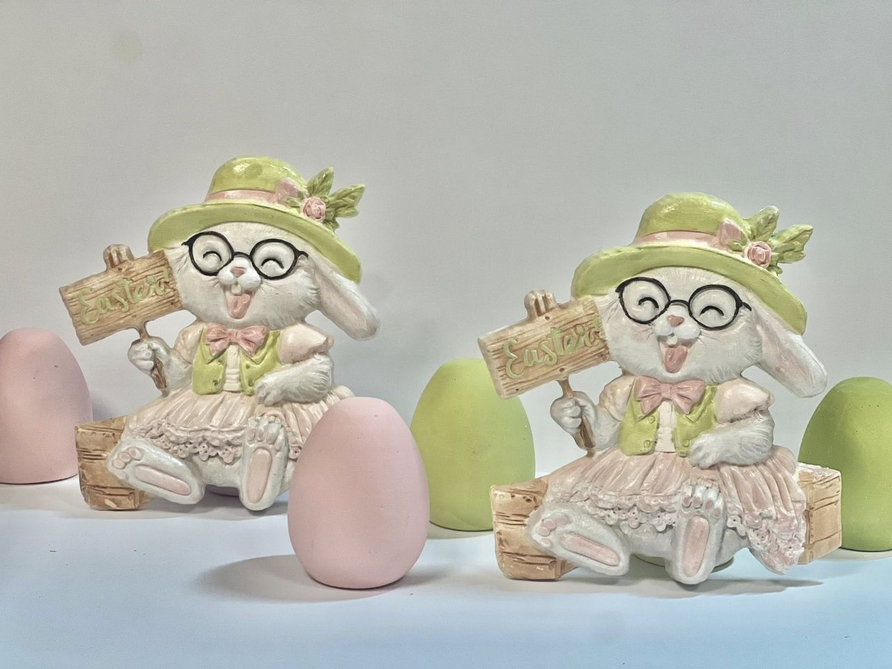 Gipsz nyuszika táblával - 2 színben Gipsz nyuszika táblával - 2 színben