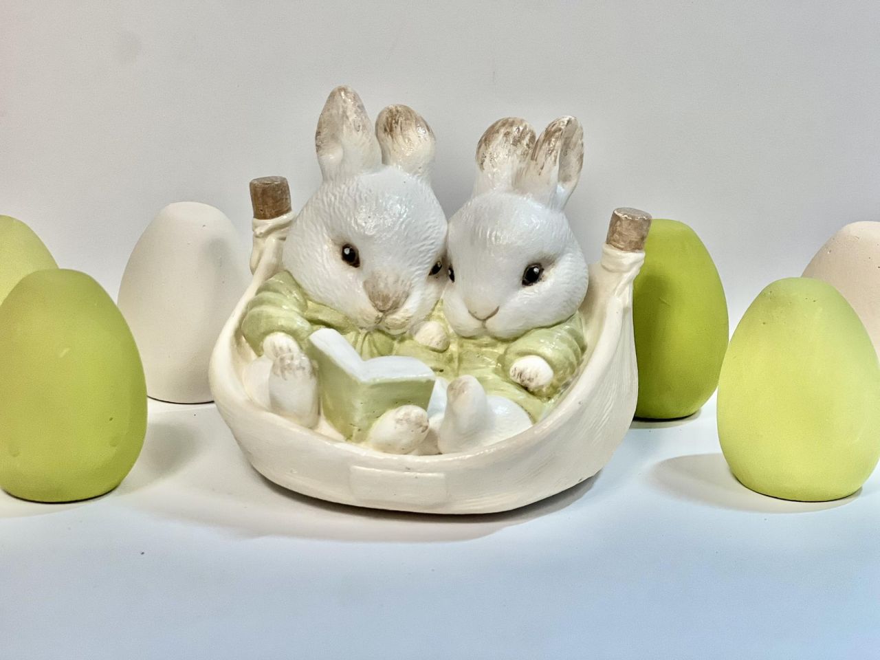 Gipsz nyuszikák könyvvel - 2 színben Gipsz nyuszikák könyvvel - 2 színben