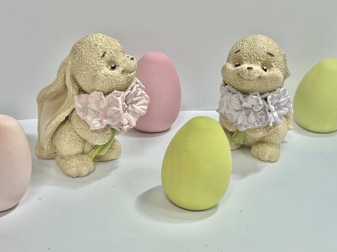 Gipsz nyuszi virággal - 2 színben Gipsz nyuszi virággal - 2 színben