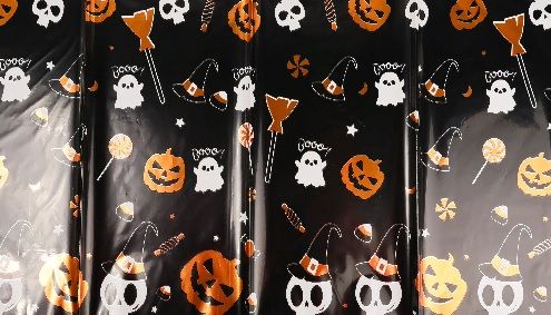 Halloween műanyag asztalterítő – Tökös és szellemes mintával – 137 × 183 cm Halloween műanyag asztalterítő – Tökös és szellemes mintával – 137 × 183 cm