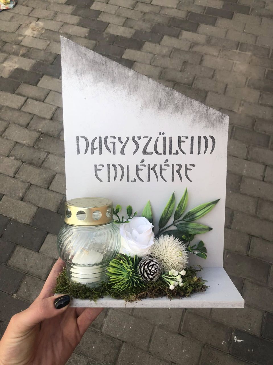 Kegyeleti tábla kerekített – festett fa, többféle felirattal Kegyeleti tábla kerekített – festett fa, többféle felirattal