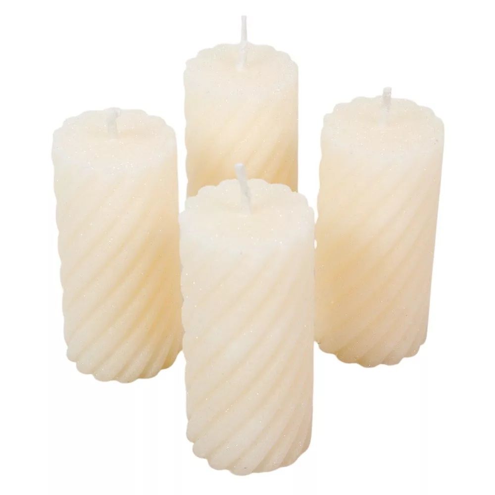 Bársonyhatású glitteres csavart henger gyertya 5,5 × 10 cm – 4 színben Bársonyhatású glitteres csavart henger gyertya 5,5 × 10 cm – 4 színben