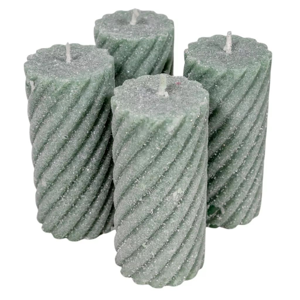 Bársonyhatású glitteres csavart henger gyertya 5,5 × 10 cm – 4 színben Bársonyhatású glitteres csavart henger gyertya 5,5 × 10 cm – 4 színben