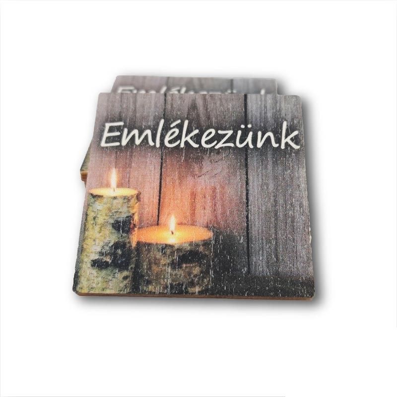 Emlékezünk – gyertyás kegyeleti fa táblácska 5 × 5 cm Emlékezünk – gyertyás kegyeleti fa táblácska 5 × 5 cm
