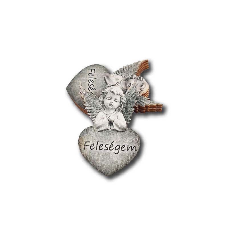 Angyal szívecskén, kőhatású kegyeleti dísz – többféle felirattal, 5 × 7,5 cm Angyal szívecskén, kőhatású kegyeleti dísz – többféle felirattal, 5 × 7,5 cm