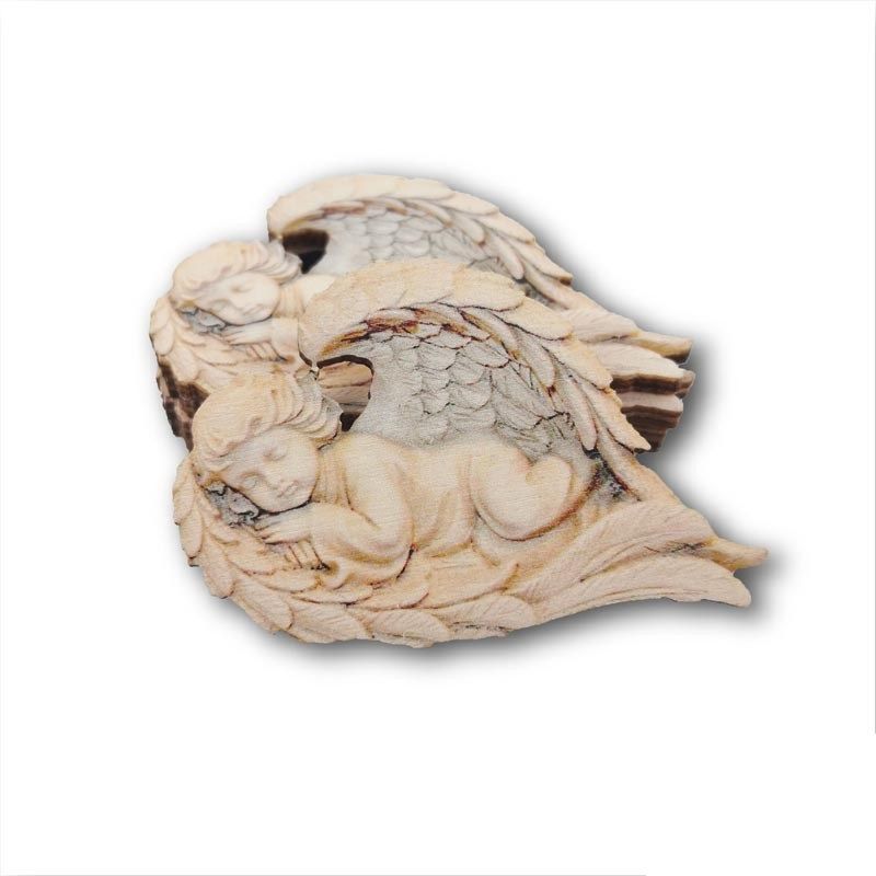 Szárnyán alvó angyalka fa kegyeleti dísz – 4 × 5,5 cm