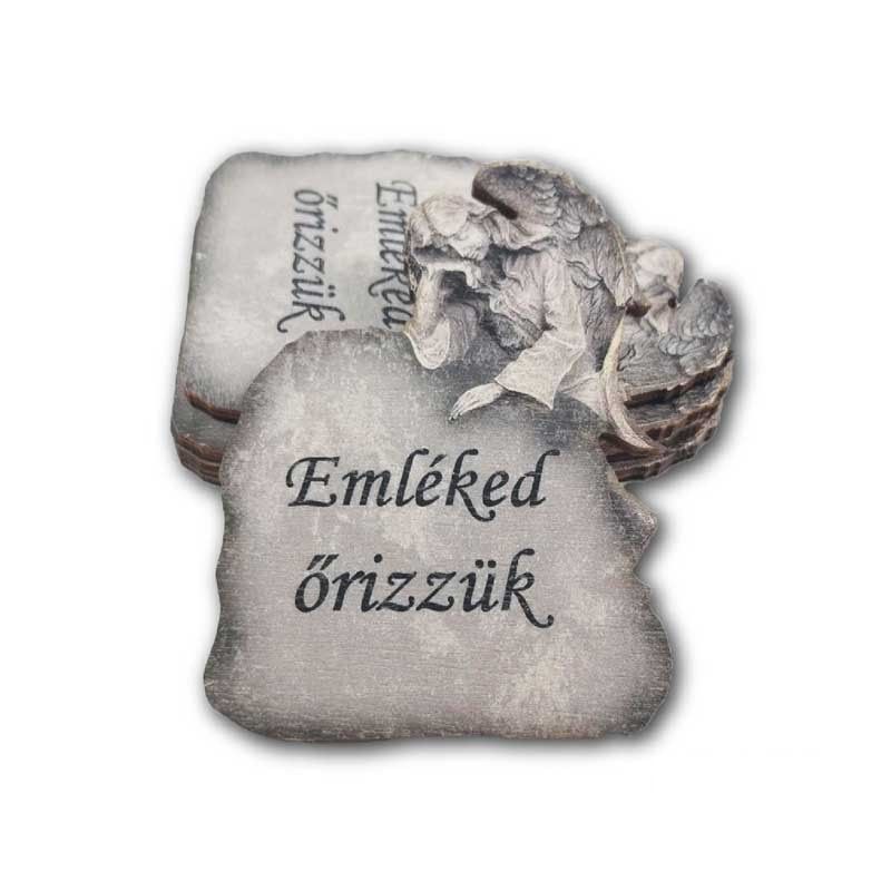Kőtáblán könyöklő angyal fa kegyeleti dísz – 3 féle felirattal, 8 × 6 cm Kőtáblán könyöklő angyal fa kegyeleti dísz – 3 féle felirattal, 8 × 6 cm