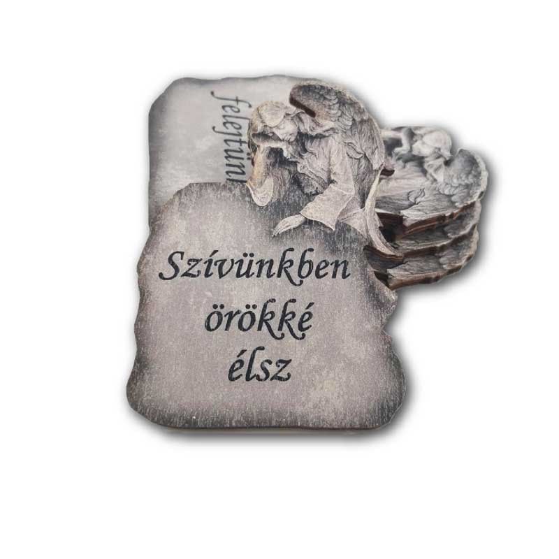Kőtáblán könyöklő angyal fa kegyeleti dísz – 3 féle felirattal, 8 × 6 cm Kőtáblán könyöklő angyal fa kegyeleti dísz – 3 féle felirattal, 8 × 6 cm