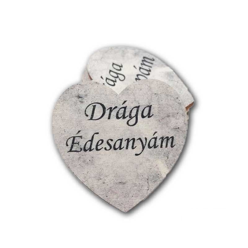 Kőhatású emlékszív fa dísz – 5 × 5 cm, 9 féle felirattal Kőhatású emlékszív fa dísz – 5 × 5 cm, 9 féle felirattal