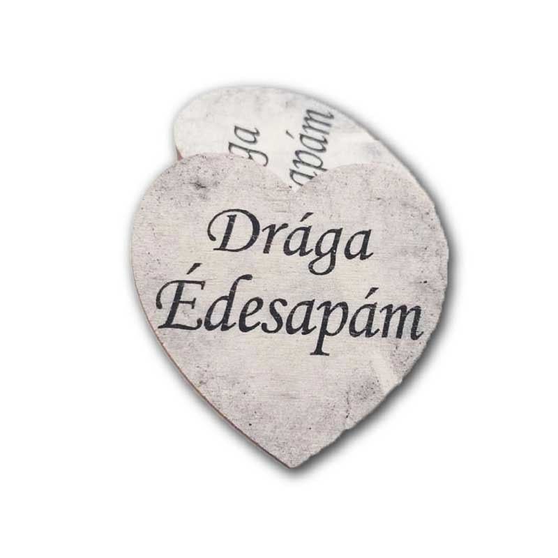 Kőhatású emlékszív fa dísz – 5 × 5 cm, 9 féle felirattal Kőhatású emlékszív fa dísz – 5 × 5 cm, 9 féle felirattal