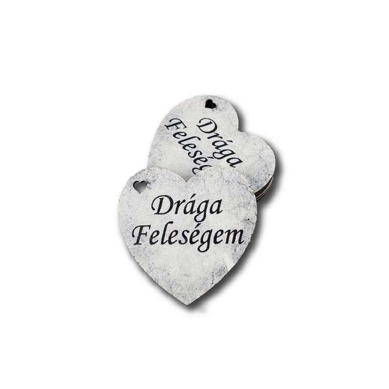 Kőhatású emlékszív fa dísz – 5 × 5 cm, 9 féle felirattal Kőhatású emlékszív fa dísz – 5 × 5 cm, 9 féle felirattal