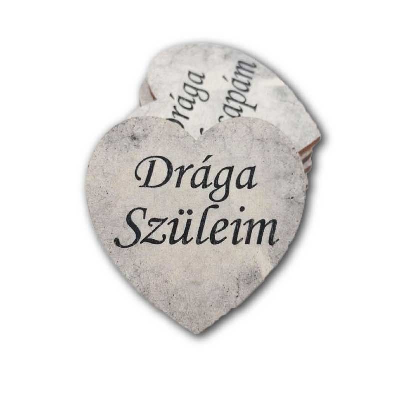 Kőhatású emlékszív fa dísz – 5 × 5 cm, 9 féle felirattal Kőhatású emlékszív fa dísz – 5 × 5 cm, 9 féle felirattal