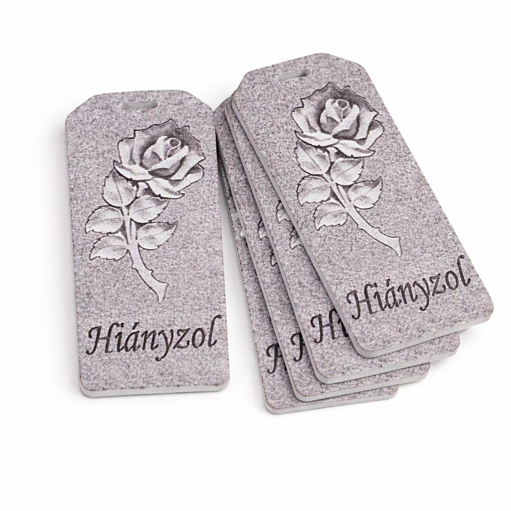 Nyomtatott fa kegyeleti biléta „Hiányzol” / „Nyugodj békében” 5,6 cm