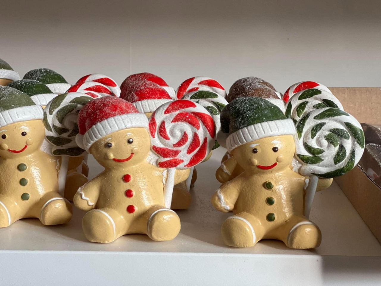Nyalókás mézeskalács figura – magyar kézműves gipsz dekoráció, 3 színben