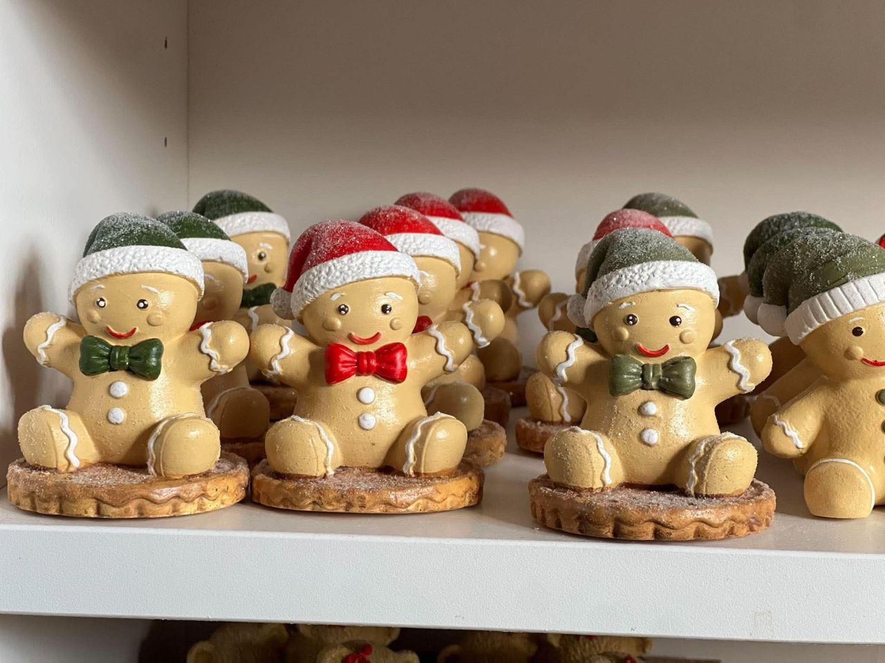 Masnis mézeskalács gipsz figura talpon – magyar kézműves dekoráció 2 színben