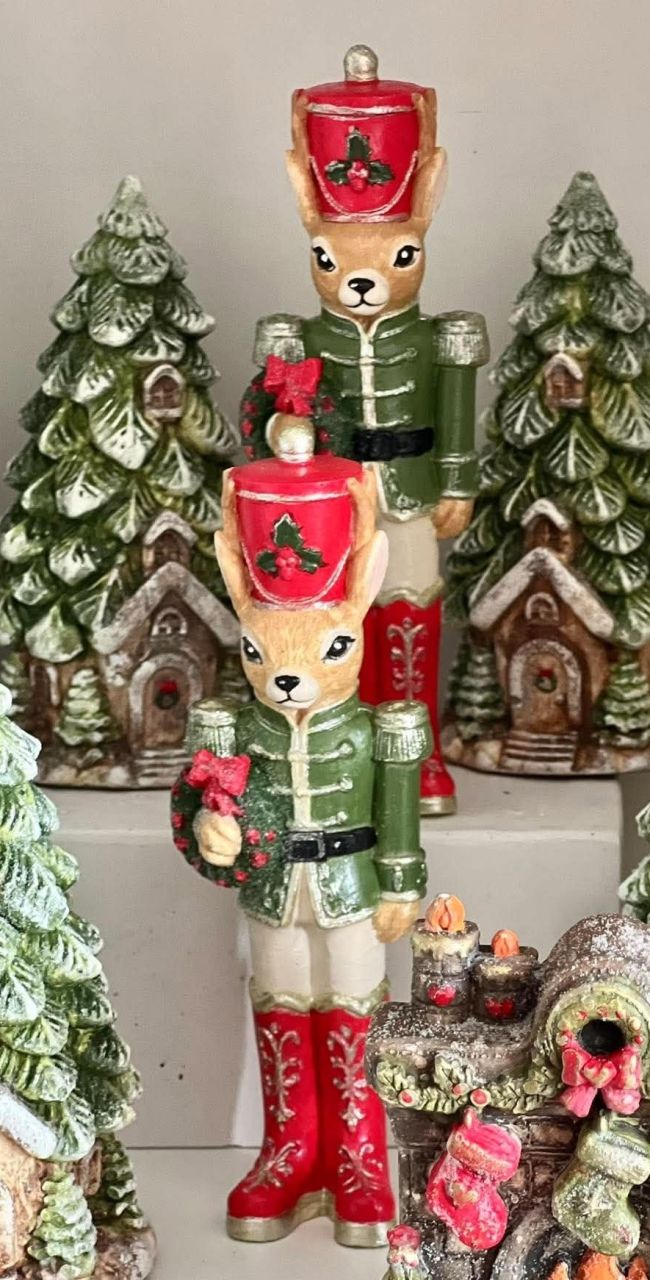 Szarvas diótörő gipsz figura – kézzel festett magyar kézműves dekoráció Szarvas diótörő gipsz figura – kézzel festett magyar kézműves dekoráció